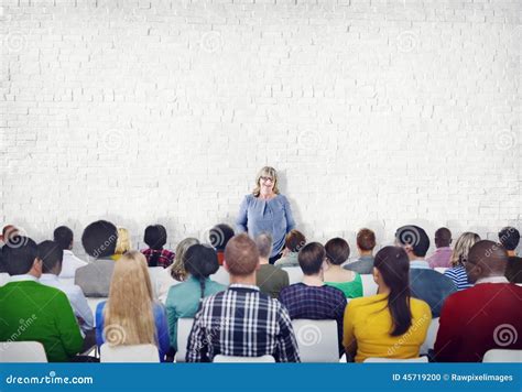 Illustrazione di un gruppo di persone che ascoltano un predicatore con espressione confusa, mentre altri indicano un libro aperto con simboli di falsità.