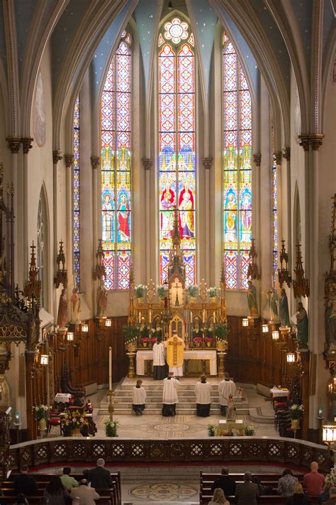 Schema illustrativo di una sistemazione liturgica di tipo tridentino con presbiterio separato e altare addossato.