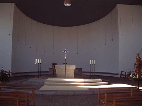 Pianta e vista della chiesa di St. Laurentius a Monaco di Baviera, evidenziando la disposizione dell'altare e dell'assemblea.