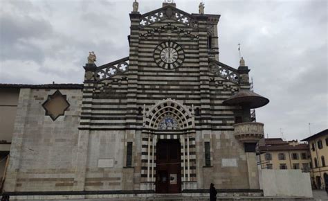 Facciata del Duomo di Prato, evidenziando la bicromia bianco-verde e il portale.