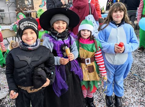 Scena della sfilata dei bambini con palloncini a Cavallermaggiore durante la festa