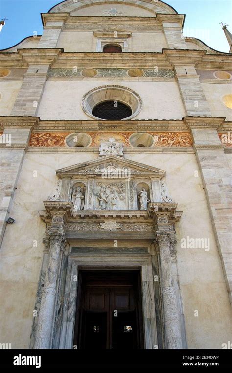 Dettaglio della facciata rinascimentale del Santuario di Tirano