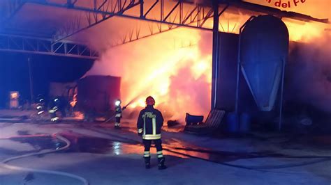 Vigili del Fuoco al lavoro su un fienile in fiamme e balle di fieno incendiate
