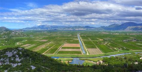 Panorama naturale della regione Veneta con montagne e pianura