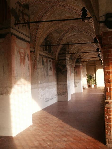 Chiostro dell'Abbazia dei Santi Nazario e Celso con affreschi