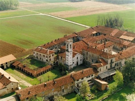 Foto panoramica della Badia di Dulzago nel paesaggio