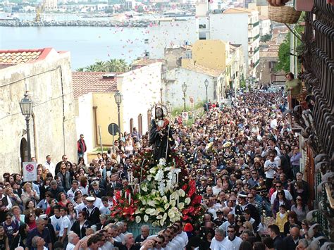 Immagine di una festa religiosa in un quartiere napoletano con elementi legati alla camorra