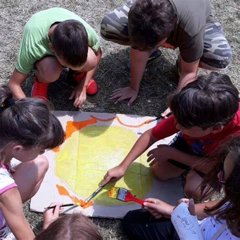 Bambini che partecipano attivamente a un incontro di catechismo, colorando o disegnando