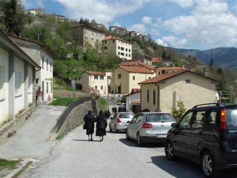 Foto storica delle prime Suore Mantellate a Treppio