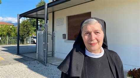 Foto di studenti in un istituto scolastico delle Suore Mantellate