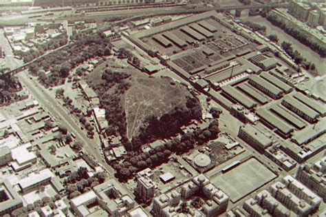 Veduta panoramica del Monte Testaccio con evidenza della sua conformazione artificiale e del contesto urbano circostante.