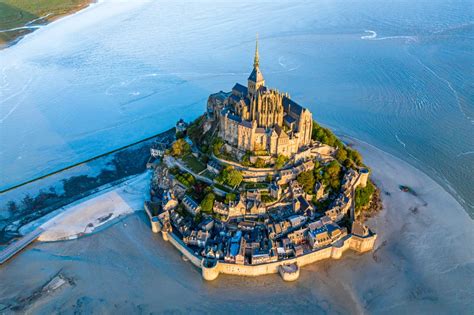 Foto aerea del santuario di Mont-Saint-Michel in Normandia
