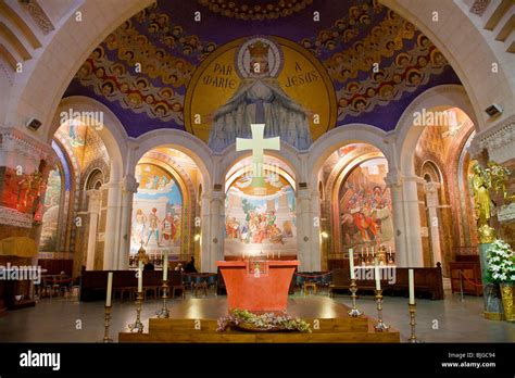 Interno della Basilica del Rosario a Lourdes con i mosaici dei Misteri della Luce