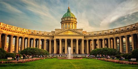 Foto della facciata della Cattedrale di Kazan con il colonnato su Prospettiva Nevskij
