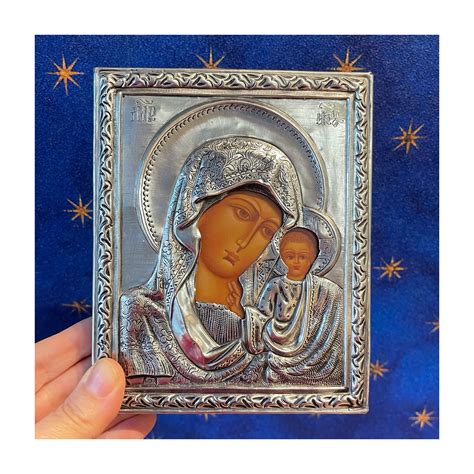 Dipinto raffigurante l'icona della Madonna di Kazan con fedeli in preghiera