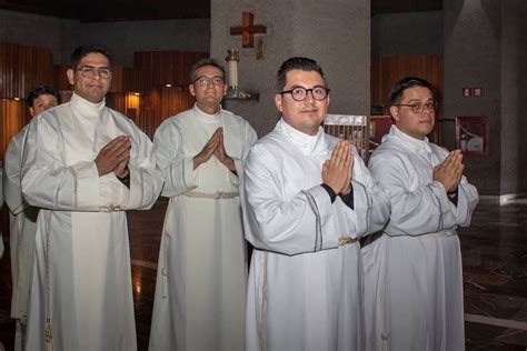Foto di un diacono o collaboratore pastorale che interagisce con i parrocchiani