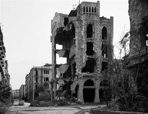 Foto esplicativa di Gabriele Basilico a Beirut, paesaggio urbano in bianco e nero che mostra distruzione e ricostruzione