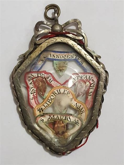 Ciondolo reliquiario apribile del XVIII secolo con miniatura di San Girolamo
