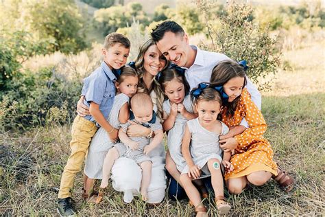 Foto di famiglie e bambini durante gli incontri parrocchiali