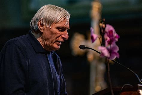 Foto di Don Luigi Ciotti durante una conferenza
