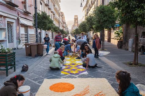 Foto reportage: infiorate e processioni eucaristiche nelle piazze italiane.