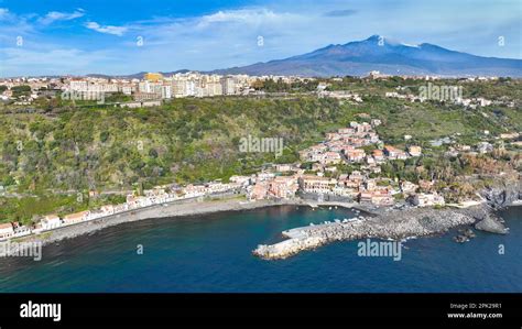 Panorama di Giarre con l'Etna sullo sfondo