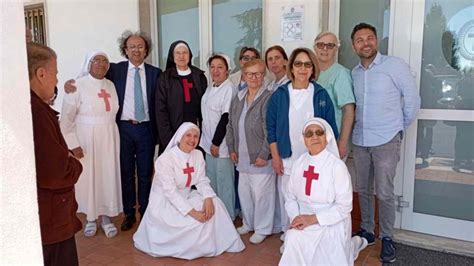 Foto di gruppo delle Figlie di San Camillo in un ospedale
