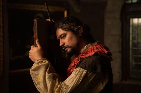 Michele Placido vestito da Cardinal Del Monte nel film