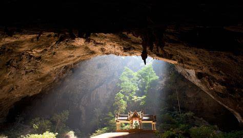 Grotta con lingam in Thailandia