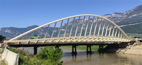 Immagine simbolica di un ponte che necessita di manutenzione o che crolla, come metafora dei