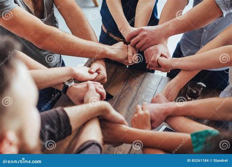 Mani che si uniscono in un gesto di solidarietà e pace