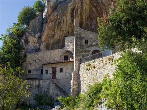 Eremo di Santa Maria Adonai: ricostruzione o foto attuale dell'eremo storico, con particolare attenzione alle caratteristiche architettoniche antiche