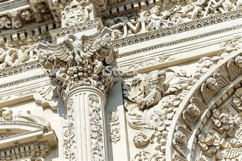 Dettaglio dell'altare barocco leccese dedicato a San Francesco con motivi floreali e cherubini