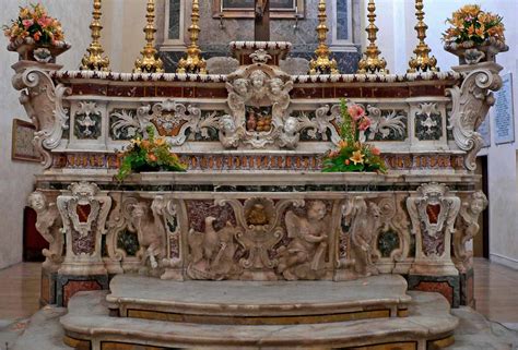 Altare bresciano dedicato a San Francesco con paliotto scolpito e marmi bianchi e verdi