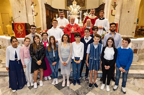 Foto di gruppo di giovani cresimandi con l'Arcivescovo durante un evento diocesano