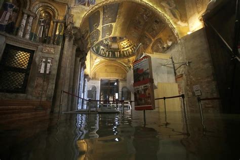 Mosaici e pavimenti danneggiati dall'acqua salata all'interno della Basilica di San Marco