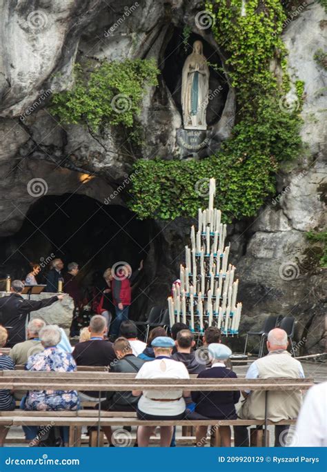 Immagine iconica della Grotta di Massabielle con candele votive