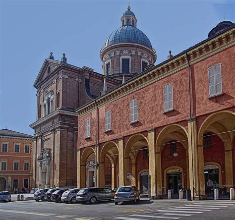 Vista esterna della Basilica della Ghiara con facciata e cupola