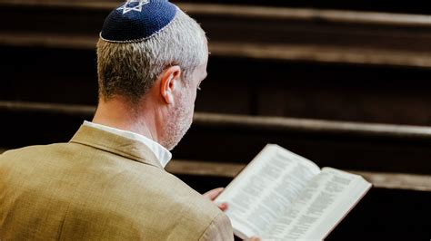 Scena biblica di un profeta che consola il popolo di Israele, simboleggiando il messaggio di speranza