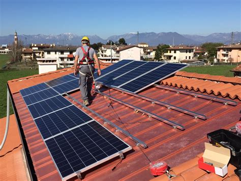 Impianto fotovoltaico su tetto residenziale in fase di installazione