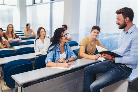 Aula universitaria con studenti che ascoltano una lezione