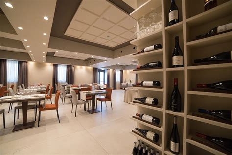 Foto interna elegante del ristorante Kavallotta, con tavoli apparecchiati e atmosfera accogliente