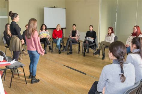 Interno di un seminario, con giovani studenti