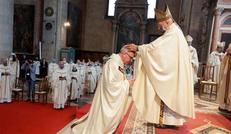 Vescovo che impone le mani su un diacono durante la cerimonia di ordinazione