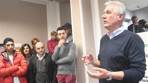 Foto di Andrea Vannucci in un contesto politico a Carrara