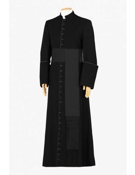 Sacerdote che indossa la talare nera con fascia colorata e un sacerdote in clergyman, per mostrare la differenza tra i due abiti tradizionali.