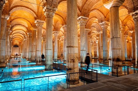 Dettaglio delle colonne e degli archi all'interno della Cisterna Basilica