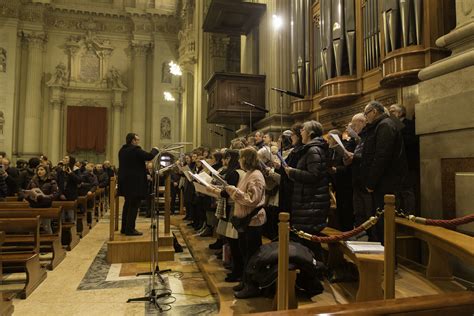 coro che canta in chiesa durante una liturgia