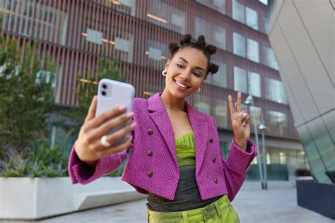 Ritratto di Lea Cuccaroni, influencer digitale, in un ambiente giovanile e moderno