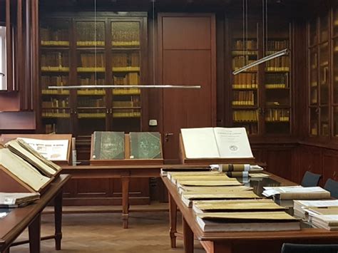 Inventario di stampe musicali antiche in una biblioteca storica